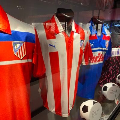 Luchando por acercar modelos históricos del Atlético de Madrid a vuestros armarios. Síguenos para conocer nuestras camisetas. Un solo escudo