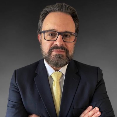 Advogado ... Mal humorado. Não ligo pra minha opinião quanto mais a dos outros.