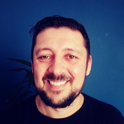 Apaixonado por Jesus, casado com Evelize( Eve ou Lize), formado: Técnico em Química.