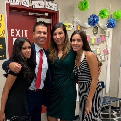Girl dad and husband to a beautiful family. Proud Principal at Evergreen Elementary School in the WVUSD! Kids can do no wrong and the sky is the limit!