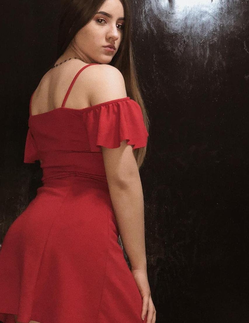 A beautiful, young and lonely girl is eager to meet new people.Follow me if you want to receive my sexy photos in Direct 👗😜💖