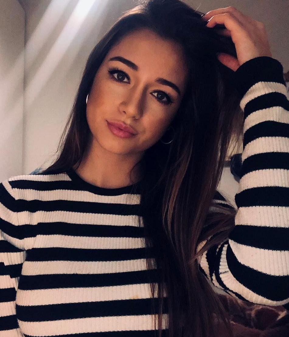 Sexy and lonely girl seeking for new friends.Follow me if you want me to send you my photos! 👗😚😘