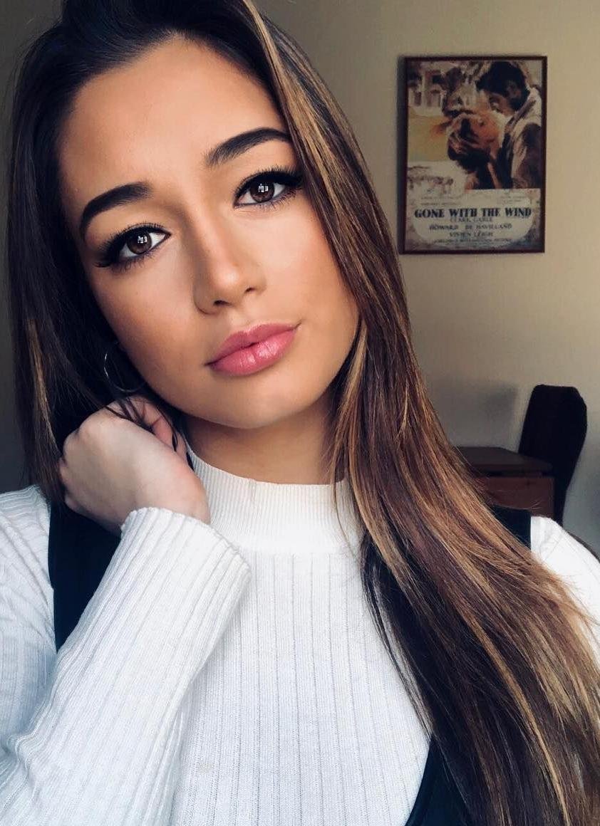 I love meeting new people.Follow me, and I´ll send you all the photos you want 💖👗👅