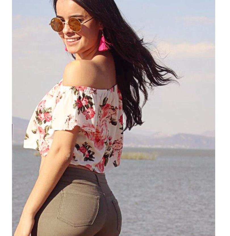 Sexy girl is looking to meet new people.Follow me and you´ll receive my hot photos in Direct 😘💘🎀