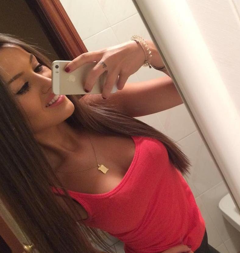 Sexy girl is looking to meet new people.Follow me and you´ll receive my hot photos in Direct 😋🎀💋