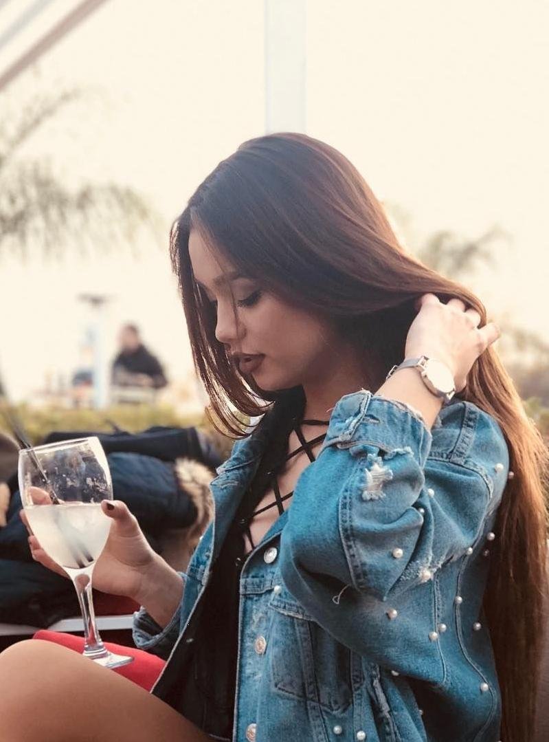 Im a sexy girl whose looking to meet fun and curious people.Follow me and receive my hot photos in Direct 👗👅👅