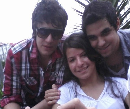nome:tatiana telles
paixoes:Hori[+],familia,amigos e twitter..rsrs