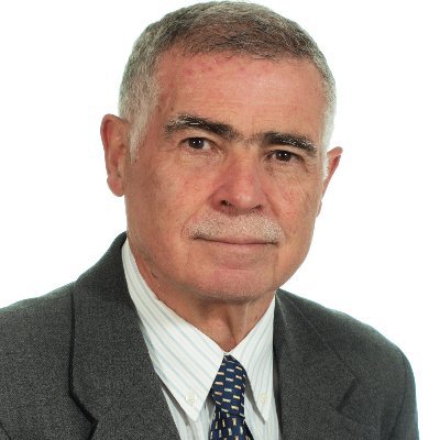 Interesado en el conocimiento, especialmente en el ser humano y en la vida y su sentido.