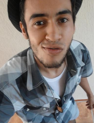 Colorista e estudante de Publicidade, uma paixão ardente' no peito pela musica, e com um vicio.. NÃO consigo viver sem esse TWITTER!! tenteii juro.