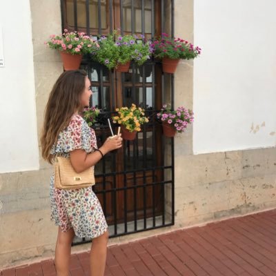 Dona, feminista, valenciana, sociòloga, lectora.
(Crec que este és l'ordre).