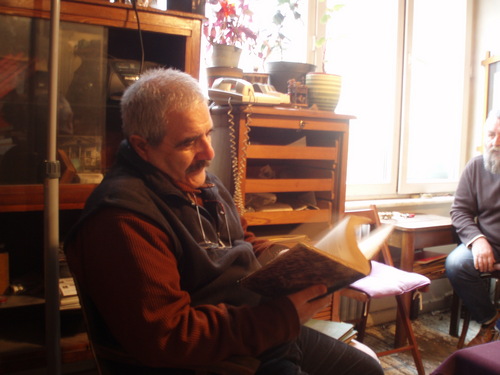 sabrikoz's profile picture. İstanbul'da yaşıyor. Kitap meraklısı. Eğitimci. Editör. Halkbilimi araştırmacısı. Evli.