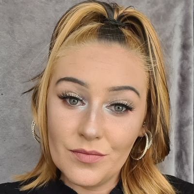 I love doing makeup and tiktok 

come follow me on tiktok @Zoemua54