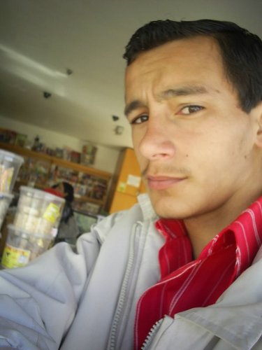 Capricorniano, 19 anos, Flamenguista, Viciado em Coca-Cola, Boleiro e DJ...