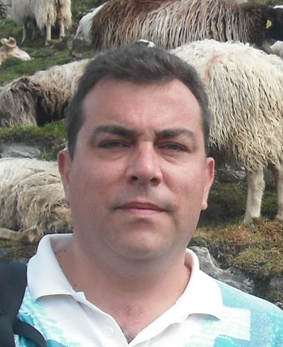 Programo. En ratos libres doy algún curso y, si los ordenadores se ponen tontos, hasta los limpio. Algún día, igual aprendo informática.