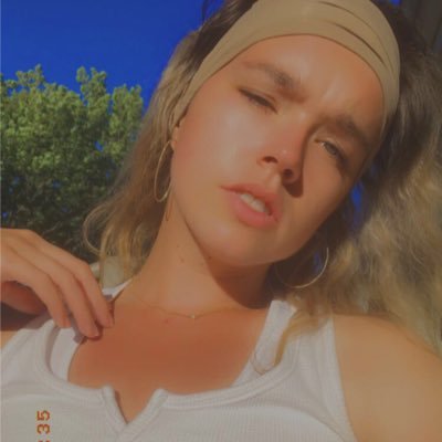 poet, short story enjoyer, anticapitalist, harm reduction fan/advocate, trauma-informed bitch. if you approach me alexa will break your legs unprompted. she/her