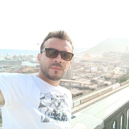 jeune homme de 34 ans marié  aime voyager et découvrir les  cultures dans le monde