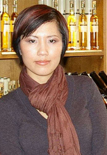 makeup_Linh's profile picture. I have a sarcastic sense of humour. Most of all, I love cosmetics and helping people look great! Communications guru.