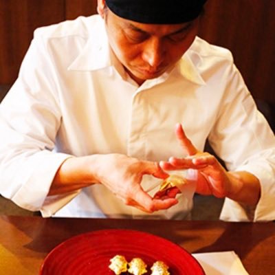 日本唯一の上技師として日本の伝統的菓子あられの技術を継承するとともに、京町家カフェでは西陣パフェや焼きアイスなど独走的なスィーツでJAPANメニューアワード3つ星を獲得。現在では料理メニューの開発や京都の3つ星ホテルのスィーツ、大手食品メーカーのオリジナル商品などのプロデュースも手がけています。