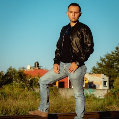 Intentando vivir de tal manera que cuando la muerte llegue por mí, me encuentre tan vivo que hasta dude en llevarme.