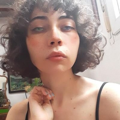 b_clara_'s profile picture. Eliminé mi anterior cuenta sonámbula, no esperéis mucho de esta.

Soy una señora mayor encerrada en un cuerpo de 25 años y pico la cebolla con gafas de bucear.
