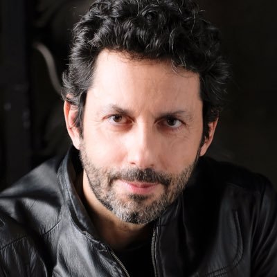 Escritor, Productor Ejecutivo, Guionista, Director de series de tv/cine. Compañeros, Sin identidad, @lahuelladelmal. Donde haya tinieblas, El olor del miedo.