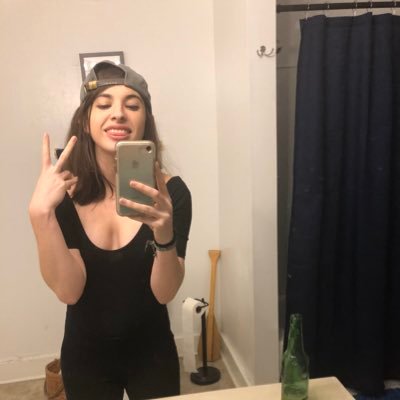 girlyboss420's profile picture. this is now a Taylor swift Stan account