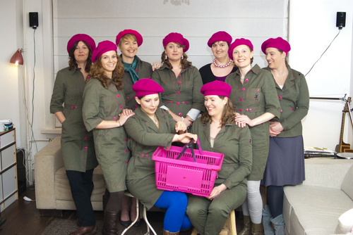 Verbeter de wereld, ga winkelen! Dat was jarenlang het motto van koopleger @StoereVrouwen. Oud-regimentsleden uit 026 maken wegwijs in duurzaam en groen Arnhem.