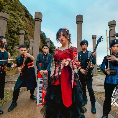 恆月三途 是一個台灣的民謠金屬樂團。
Crescent Lament is a folk metal band from Taiwan.

Album:【Behind the Lethal Deceit】【花殤 Elegy for the Blossoms】【噤夢 Land of Lost Voices】