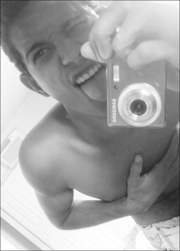 Ariano aquele menino alegre e palhaço.
moreno alto bonito e sensual ♫.
________________________