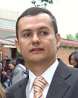 Abogado, especializado en
derecho comercial y en derecho de la empresa;
asesorías en derecho corporativo.