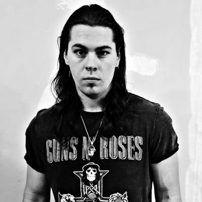 I live for the Rock, the girls, and the football :) Guns N' Roses Forever and Hala Madrid :)