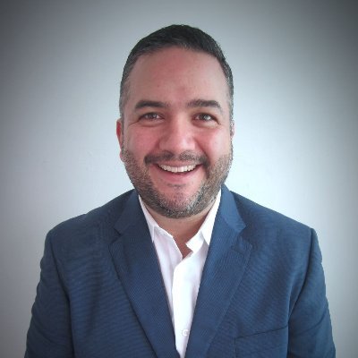 Soy un Agente de Seguros afortunado de trabajar en lo que más me apasiona. Siempre pensando en tu salud financiera. ¡A tus órdenes!
