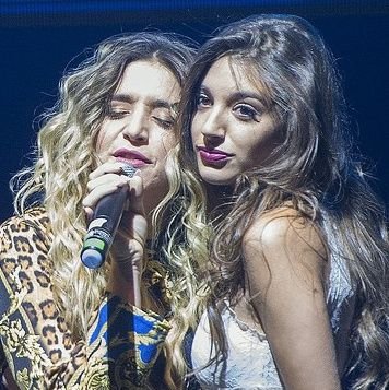 listxvc's profile picture. me quedo parada aquí, acepto milagros