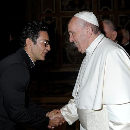Soy Sacerdote de la Iglesia Católica, Apostólica. Quiero compartir mi experiencia de fe a través de los medios modernos de comunicación.