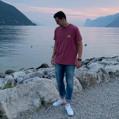 Student und Podcasthost. Hier weitere Dinge die jeder in seiner Bio stehen hat: Content Creator/Travellover zum Beispiel. Achja ich mach Sport und mag Essen.