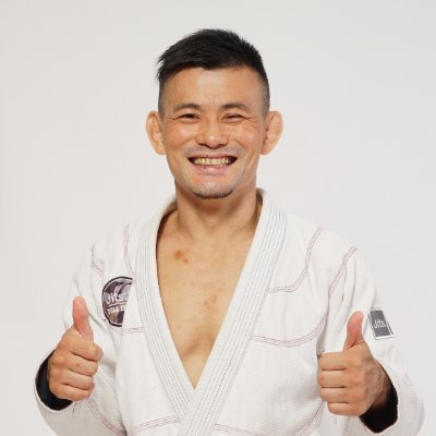 愛知県岡崎市でMMA&柔術ジム『スプラッシュ』を経営しています。
MMA(総合格闘技)ではDEEPのタイトルマッチを経験、海外サイトでは世界ランキング9位が最高位。
ブラジリアン柔術黒帯。IBJJFワールドノーギ2024・黒帯マスター4ライトフェザー級優勝。
YouTubeでテクニック配信中です