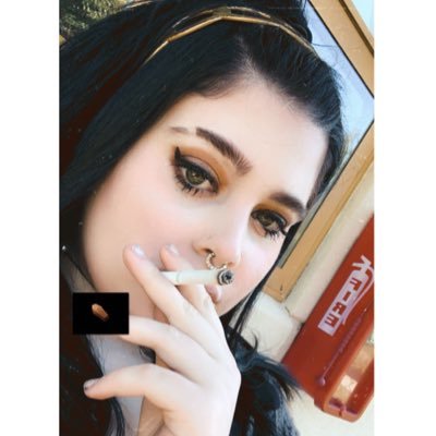 fluttercheye's profile picture. reader • tea drinker • gothyvibes