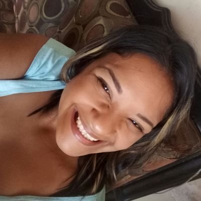 La Hija de Enca y Chuma, Amante de la poesía, Amante de la Luz y Llena de Agradecimiento, Madre de dos Seres maravillosos, Brandon y Sarah