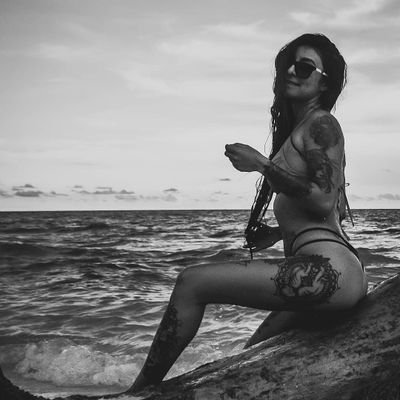 mexicana, amante de la playa, las fiestas y todo lo divertido 👅🖤⚡