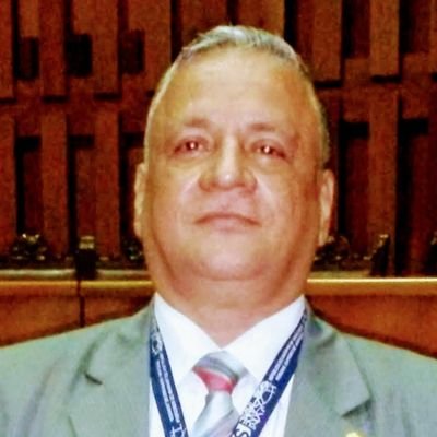 Duaqueño, abogado. Amar a alguien es una cosa, que alguien te ame es otra; pero que te ame la misma persona que amas, lo es todo.