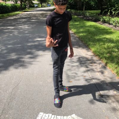 maniwitnohoes's profile picture. 🇯🇲🍃.