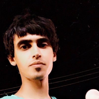 من اعتاد أن يسعد الناس
‏دائماً يصعب على الناس معرفة حزنه .