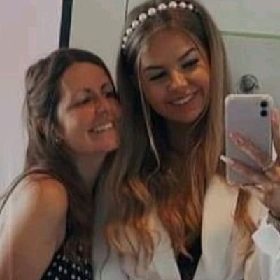Im 43 live for my beautiful daughter and our wee dog ❤️ I love reading and doing reviews and I love practicing positivity and kindness. #itcostsnothingto🐝kind
