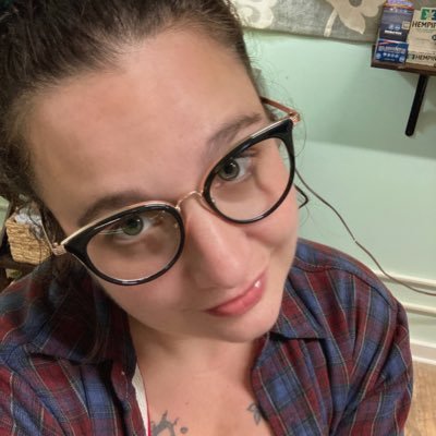 Greetings! I am Fallon,small-town, sushi-loving, antiquing,professional photographer, I love to find unique backdrops, original people and charming atmospheres.