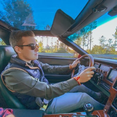 “Car photography”, a ratos también leo y escribo en un blog sobre coches retro. Orgulloso dueño de un verdadero Volvo T5 llamado Odín
