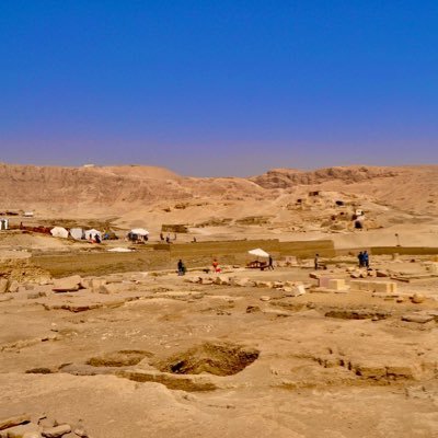 Proyecto de excavación en yacimiento templo de Millones de Años Tutmosis III dirige @MyriamSeco Ministerio Antigüedades egipcio y Universidad Sevilla 🇪🇬🇪🇸