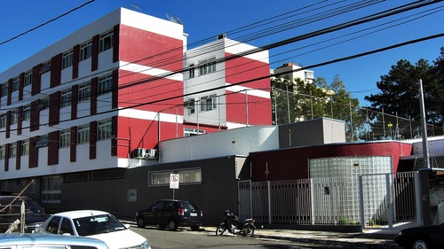 fundado em 1963, hoje com 12 salas de aula, Centro de Pesquisa, Laboratório de Ciências,Quadra,Cantina,InterCâmbio Internacional,etc.