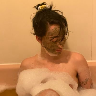 leosunleovenus's profile picture. they/them;he/him gay fucker  23