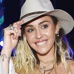 洋楽が大好き。POP,R&B,EDM,ROCK…色んなジャンルの洋楽を幅広く聴きます🙌🏻Miley,Demi,Anne Marie…