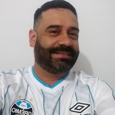 Alegretense, Gremista e Tri Campeão da América, estudante de Direito...Apreciador de livros, do Cosmo, filosofia, de cerveja, praia, rock...